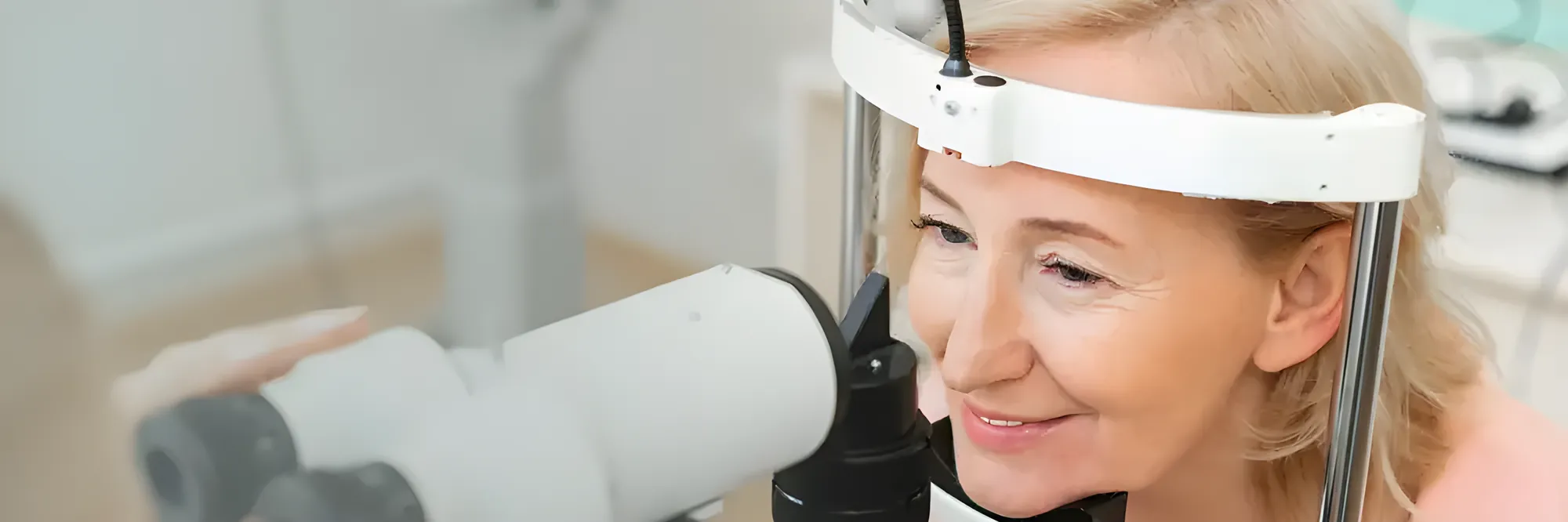 Eine Patientin wird an der Spaltlampe untersucht